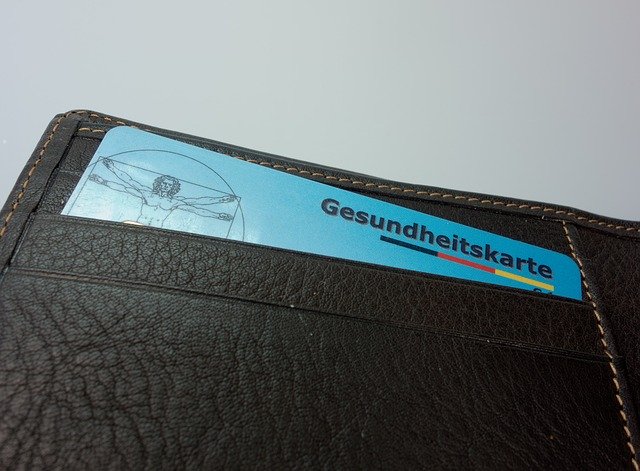 Krankenkassenkarte in der Brieftasche
